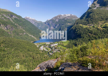 Belle vue sur fjord de Geiranger et la vallée de Flydalsjuvet Rock Banque D'Images