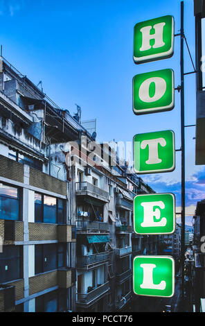 Hôtel pancarte dans une rue de centre-ville d'Athènes à la tombée de la nuit. L'Attique, Grèce. Banque D'Images