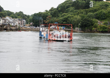 Le Boddinick à Fowey et voiture de passagers de traverser la rivière, ayant quitté la cale de Caffa à Fowey, Cornwall, Angleterre du Sud, UK Banque D'Images