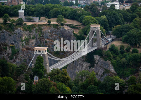 Une vue aérienne du pont suspendu de Clifton à Bristol, Royaume-Uni au cours de l'été. Banque D'Images