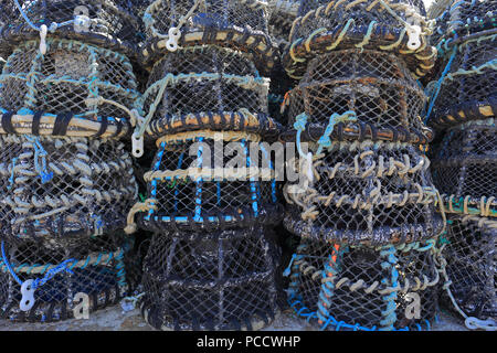 Des casiers à homard empilés sur Smeaton's Pier, St Ives, Cornwall, England, UK. Banque D'Images