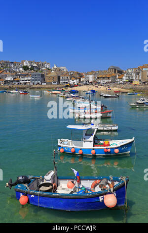 Bateaux de pêche dans le port de St Ives, Cornwall, England, UK. Banque D'Images