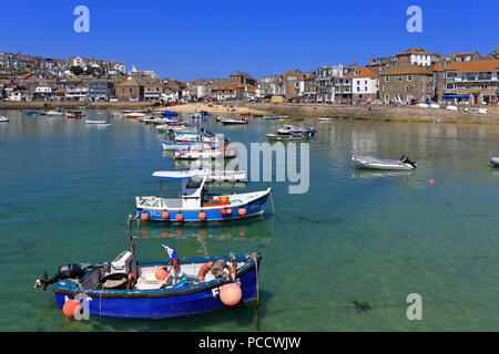 Bateaux de pêche dans le port de St Ives, Cornwall, England, UK. Banque D'Images