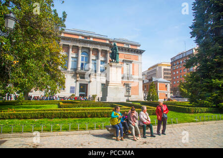 Groupe de touristes à Murillo façade. Le Musée du Prado, Madrid, Espagne. Banque D'Images