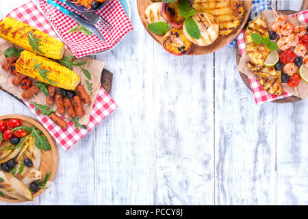Pique-nique avec grillades. Différents Légumes et fruits sur le barbecue et fruits de mer, les crevettes. Délicieux déjeuner d'été. Vue d'en haut. L'espace de copie, Banque D'Images