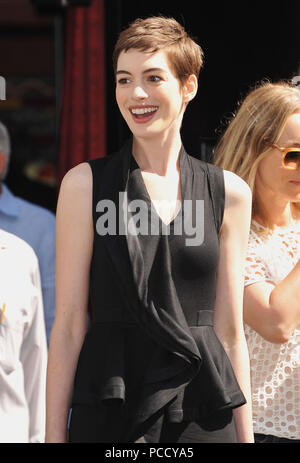 Anne Hathaway à la Christopher Nolan honoré avec la main et pied Imprimer Cérémonie au Chinese Theatre de Los Angeles.Anne Hathaway ------------- Red Carpet Event, Vertical, USA, Cinéma, Célébrités, photographie, Bestof, Arts, Culture et divertissement, Célébrités Topix fashion / Vertical, Best of, événement dans la vie d'Hollywood, Californie - Tapis rouge et en backstage, USA, Cinéma, Célébrités, cinéma, télévision, Célébrités célébrités musique, photographie, Arts et culture, Bestof, divertissement, Topix trois quarts, vertical, une personne, à partir de l'an 2012, enquête tsuni@ Banque D'Images