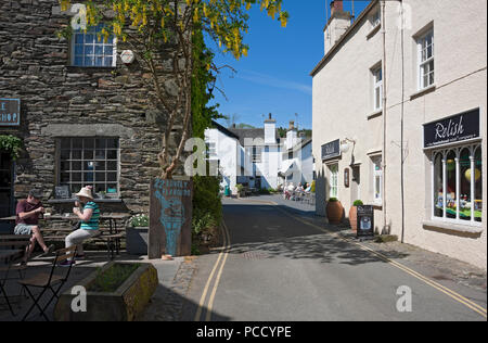 Les touristes visiteurs dans le village en été Hawkshead Cumbria Angleterre Royaume-Uni GB Grande-Bretagne Banque D'Images