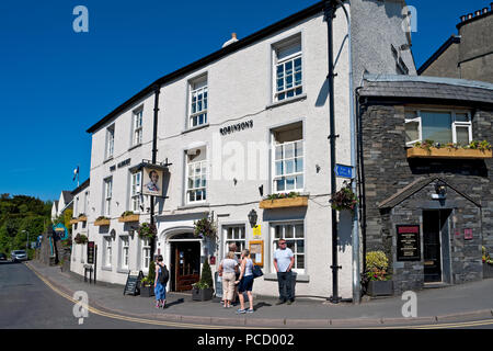 The Albert Hotel pub bar en été Queens Square Bowness sur Windermere Cumbria Angleterre Royaume-Uni GB Grande-Bretagne Banque D'Images