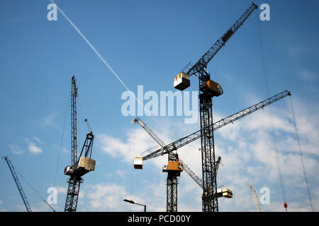 Londres. Hackney. Grues en développement de nouveaux logements. Banque D'Images