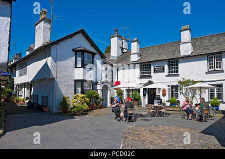 Gens touristes visiteurs assis à l'extérieur de Minstrels Gallery café en été Hawkshead village Cumbria Angleterre Royaume-Uni GB Grande-Bretagne Banque D'Images