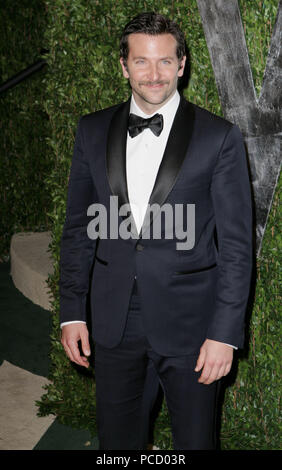 Bradley Cooper 118 arrivant à la Vanity Fair Oscar Party 2012 - à l'hôtel Sunset Tower à Los Angeles.Bradley Cooper 118 ------------- Red Carpet Event, Vertical, USA, Cinéma, Célébrités, photographie, Bestof, Arts, Culture et divertissement, Célébrités Topix fashion / Vertical, Best of, événement dans la vie d'Hollywood, Californie - Tapis rouge et en backstage, USA, Cinéma, Célébrités, cinéma, télévision, Célébrités célébrités musique, photographie, Arts et culture, Bestof, divertissement, Topix trois quarts, vertical, une personne, à partir de l'an 2012, enquête tsuni@Gamma- Banque D'Images