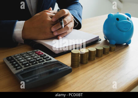 Calculer le coût d'affaires chaque jour pour conserver l'argent .finances concept . Banque D'Images