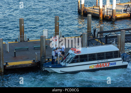 Les passagers au chargement sur le bateau-taxi au cours de la journée, l'un de Sydney, les petits taxis de l'eau sur le port de Sydney, Australie:07/04/2018 Banque D'Images