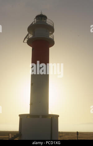 À l'aube dans le désert avec un phare Banque D'Images