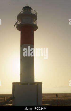 À l'aube dans le désert avec un phare Banque D'Images
