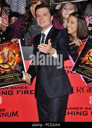 Josh Hutcherson arrivant à la The Hunger Games- prendre feu Première au Nokia Theatre de Los Angeles.Josh Hutcherson 134 ------------- Red Carpet Event, Vertical, USA, Cinéma, Célébrités, photographie, Bestof, Arts, Culture et divertissement, Célébrités Topix fashion / Vertical, Best of, événement dans la vie d'Hollywood, Californie - Tapis rouge et en backstage, USA, Cinéma, Célébrités, cinéma, télévision, Célébrités célébrités musique, photographie, Arts et culture, Bestof, divertissement, Topix trois quarts, vertical, une personne, à partir de l'an , 2013, enquête tsuni@Gamm Banque D'Images