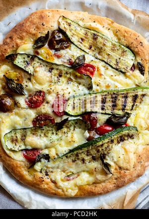 Vue de dessus de la pizza avec les courgettes, tomates et fromage Banque D'Images