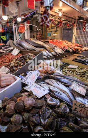 Poisson frais attrayant décrochage, Mercado Central (Marché Central), Santiago Centro, Santiago de Chile, Chili, Amérique du Sud Banque D'Images