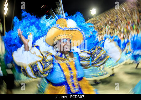 Danseuses à la main défilé du carnaval de Rio de Janeiro dans le Sambadrome Sambódromo (ARENA), Rio de Janeiro, Brésil, Amérique du Sud Banque D'Images