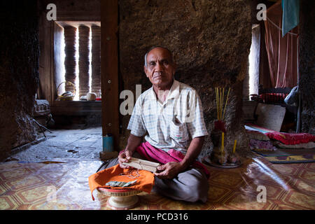 Fortune Teller dans l'intérieur d'un ancien temple Khmer sur Chi Dors Mountain à Takeo, Cambodge, Indochine, Asie du Sud, Asie Banque D'Images