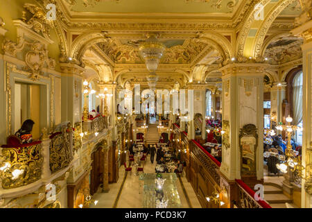 L'intérieur orné de New York Cafe, Budapest, Hongrie, Europe Banque D'Images