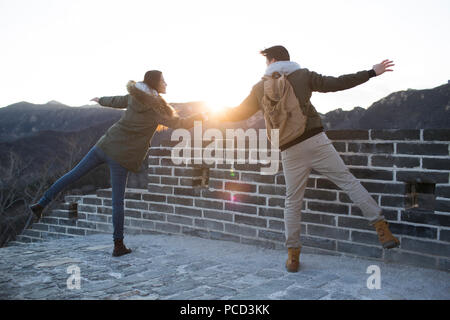 Happy young couple chinois bénéficiant d'une sortie d'hiver sur la Grande Muraille Banque D'Images