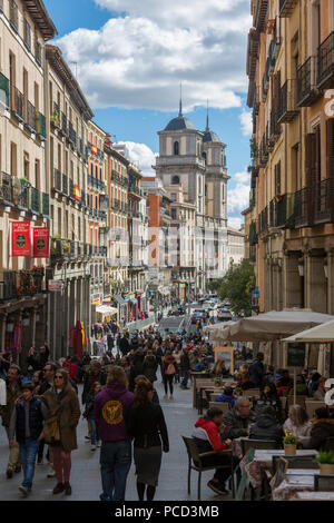 Avis de restaurants en plein air sur la Calle de Toledo de la Calle Mayor, Madrid, Spain, Europe Banque D'Images