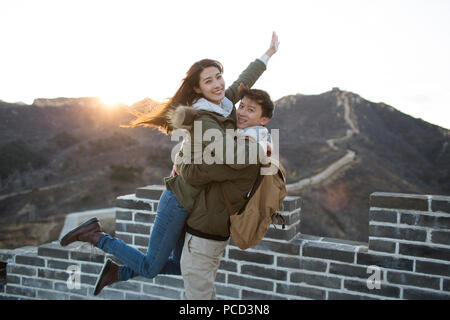 Happy young couple chinois bénéficiant d'une sortie d'hiver sur la Grande Muraille Banque D'Images