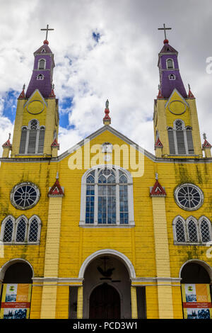 Yellow Iglesia San Francisco de Castro Church, UNESCO World Heritage Site, Castro, l'Isla Grande de Chiloé, Chili, Amérique du Sud Banque D'Images