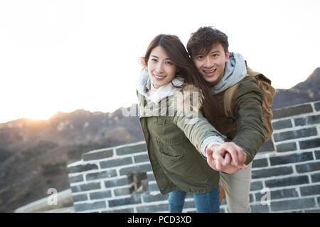 Happy young couple chinois bénéficiant d'une sortie d'hiver sur la Grande Muraille Banque D'Images