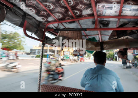 Conducteur de tuk tuk dans les rues de Kampt Ville, Cambodge, Indochine, Asie du Sud-Est, l'Asie Banque D'Images