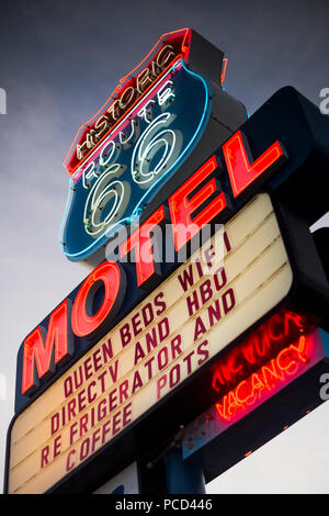 L'historique Route 66 Motel Neon Sign montrant une vacance, Seligman, Arizona, États-Unis d'Amérique, Amérique du Nord Banque D'Images