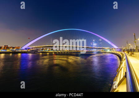 Pont de la tolérance, une passerelle pour piétons enjambant le canal de l'eau de Dubaï illuminée la nuit, Business Bay, Dubaï, Émirats arabes unis, Moyen Orient Banque D'Images