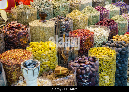 Épices en vente dans le souk aux épices, Al Ras, Deira, Dubaï, Émirats arabes unis, Moyen Orient Banque D'Images