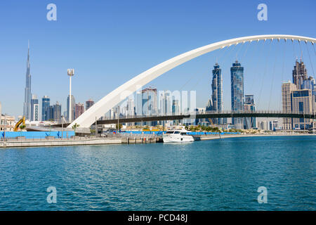 Pont de la tolérance, une nouvelle passerelle pour piétons enjambant le canal de l'eau de Dubaï, Business Bay, Dubaï, Émirats arabes unis, Moyen Orient Banque D'Images