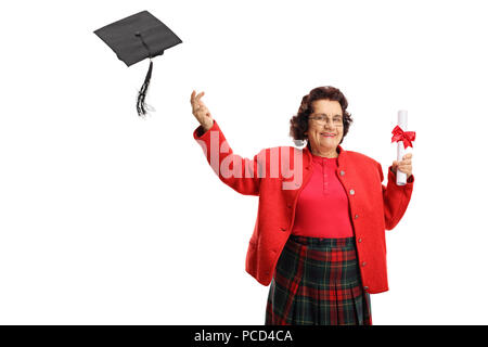 Senior lady titulaire d'un diplôme jetant une graduation hat dans l'air isolé sur fond blanc Banque D'Images