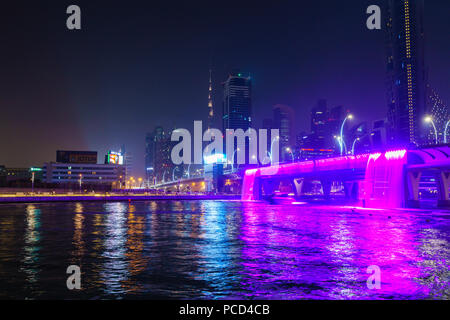 Chute d'eau du canal de Dubaï, la cascade du pont pour permettre aux parties de passer sous les bateaux, Dubaï, Émirats arabes unis, Moyen Orient Banque D'Images