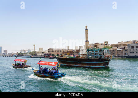 Abras, passage des taxis d'eau traditionnels entre la Crique de Dubaï Deira et Bur Dubai, Dubaï, Émirats arabes unis, Moyen Orient Banque D'Images