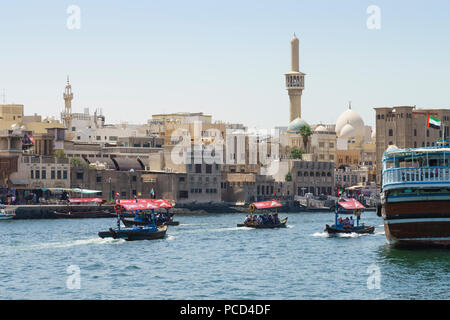 Abras, passage des taxis d'eau traditionnels entre la Crique de Dubaï Deira et Bur Dubai, Dubaï, Émirats arabes unis, Moyen Orient Banque D'Images