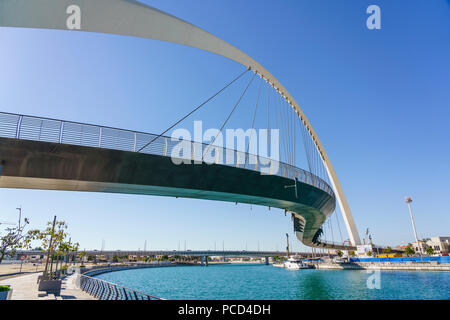 Pont de la tolérance, une nouvelle passerelle pour piétons enjambant le canal de l'eau de Dubaï, Business Bay, Dubaï, Émirats arabes unis, Moyen Orient Banque D'Images