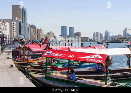 Abras, passage des taxis d'eau traditionnels entre la Crique de Dubaï Deira et Bur Dubai, Dubaï, Émirats arabes unis, Moyen Orient Banque D'Images