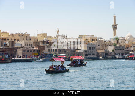 Abras, passage des taxis d'eau traditionnels entre la Crique de Dubaï Deira et Bur Dubai, Dubaï, Émirats arabes unis, Moyen Orient Banque D'Images