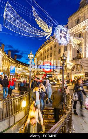 Décorations de Noël à Piccadilly Circus, Londres, Angleterre, Royaume-Uni, Europe Banque D'Images