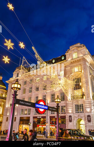 Décorations de Noël à Piccadilly Circus, Londres, Angleterre, Royaume-Uni, Europe Banque D'Images