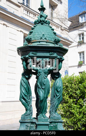 Une fontaine Wallace vert dans la Place St.-Michel, Paris, France, Europe Banque D'Images