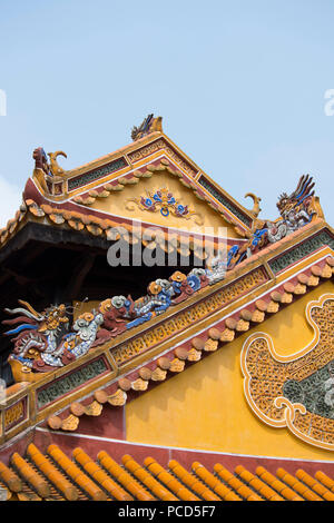 Décorations en porcelaine sur la porte de Hoa Khiem au mausolée de Tu Duc, Hue, Vietnam, Indochine, Asie du Sud-Est, l'Asie Banque D'Images