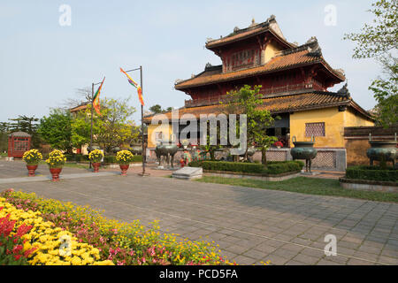 Urnes funéraires en bronze en face de l'Hien Lam pavillon dans la Ville Impériale, La Citadelle, l'UNESCO, Hue, Vietnam, Indochine, Asie du Sud-Est, l'Asie Banque D'Images