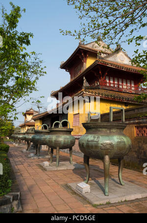 Urnes funéraires dynastiques de bronze en face de l'Hien Lam pavillon dans la Ville Impériale, La Citadelle, l'UNESCO, Hue, Vietnam, Indochine, Asie du sud-est Banque D'Images