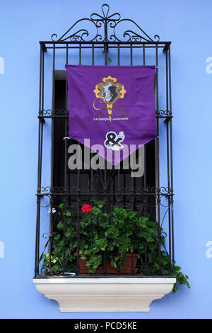 La décoration de fenêtre pour Pâques, la Ville d'Antigua, Guatemala, Amérique Centrale Banque D'Images