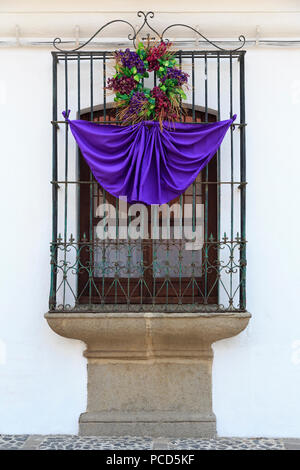 La décoration de fenêtre pour Pâques, la Ville d'Antigua, Guatemala, Amérique Centrale Banque D'Images